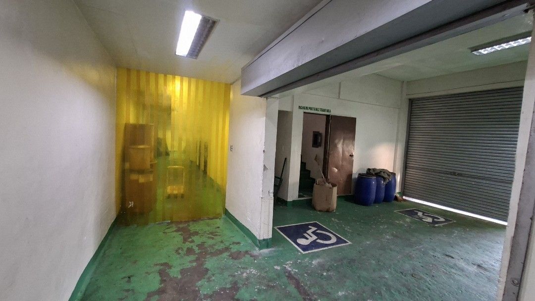 Warehouse in QC for rent (Category: Commercial) located in Quezon City. Submitted by iver_drew (Listing ID 1468172960, Image 2). Description: 530 sqm Warehouse for rent in Qezon City 3 sedan parking slots available or 2 container vans Near: Shell and Jolibee Edsa Balintawak Puregold Balintawak, Ayala Malls Cloverleaf, LRT Balintawak Station Ideal office and warehouse for: Merchandising Office supplies Medical equipments Beauty products Textile & 