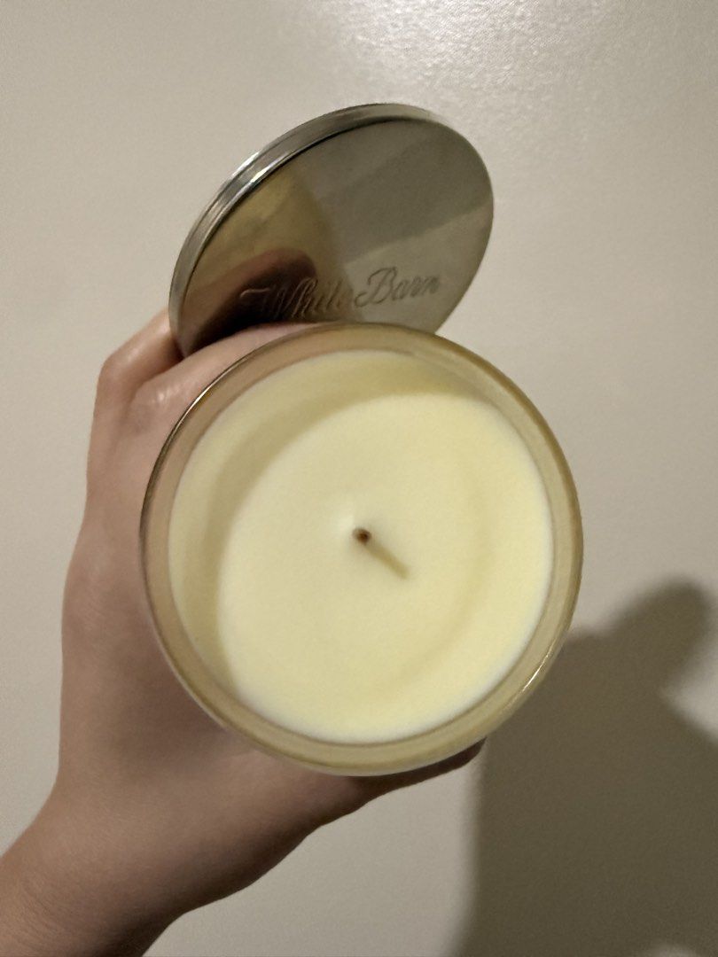 White Barn Mahogany Vanilla Single Wick Candle (Category: Home Fragrance) located in Mandaluyong City. Submitted by riz_040521 (Listing ID 1468076722, Image 3). Description: - Brand: White Barn (Bath & Body Works) - Scent: Mahogany Vanilla (Warm vanilla, fresh bergamot, sweet sandalwood) - Size: 8 oz / 227g (Single Wick) - Wax: Natural essential oils blend - Condition: Brand new, unlit, clean wax surface - Inclusion: Original silver metal lid wit