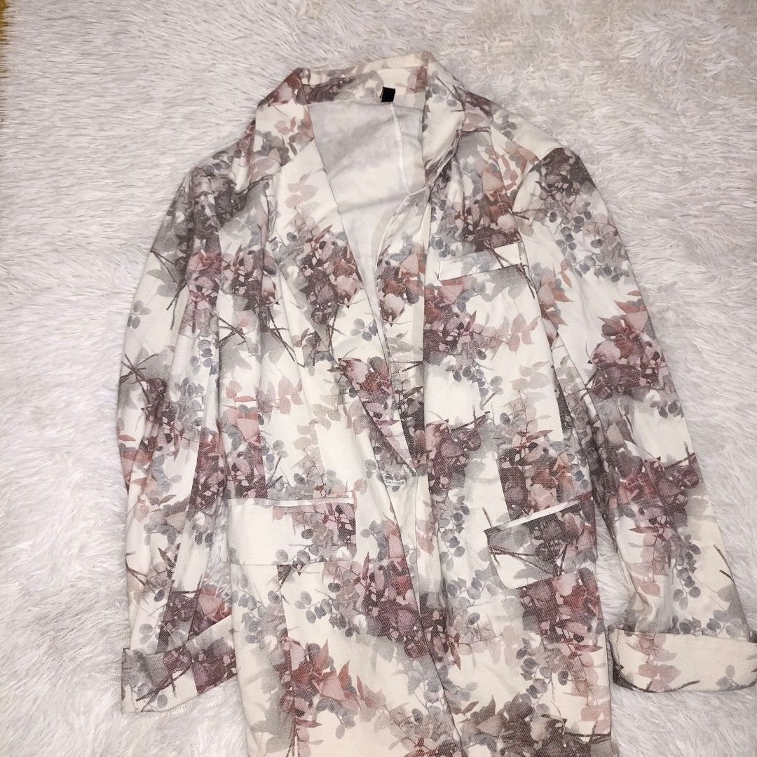 White Floral Blazer (Category: Coats, Jackets and Outerwear) located in Manila. Submitted by goldenmountain.e4137d (Listing ID 1468183483, Image 1). Description: Quality is good. Buttons are still complete. Large on Tag. Used once. Bought it for 1,899..
