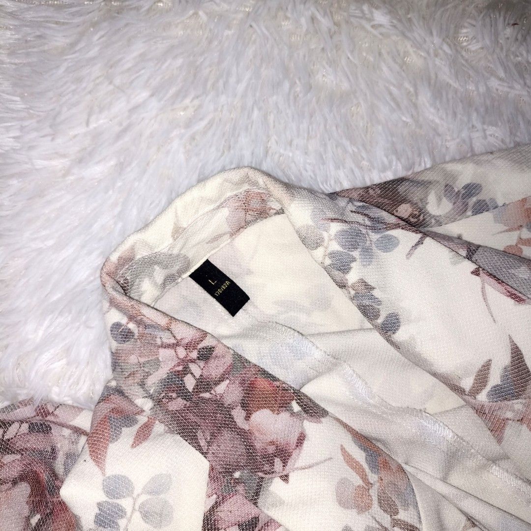 White Floral Blazer (Category: Coats, Jackets and Outerwear) located in Manila. Submitted by goldenmountain.e4137d (Listing ID 1468183483, Image 2). Description: Quality is good. Buttons are still complete. Large on Tag. Used once. Bought it for 1,899..