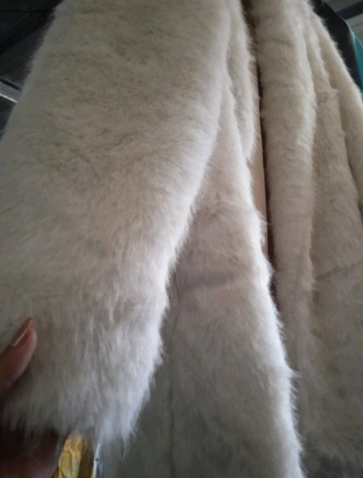 White Fur Coat (Category: Coats, Jackets and Outerwear) located in Manila. Submitted by lily_olvr (Listing ID 1468239947, Image 3). Description: White Fur Coat Large with pockets User once for photoshoot only.