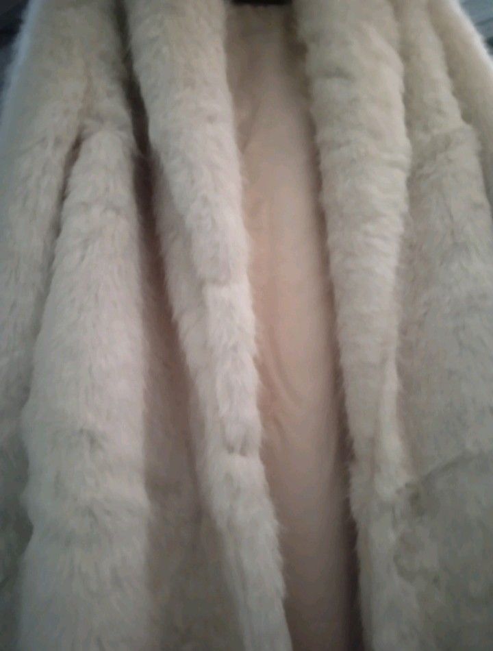 White Fur Coat (Category: Coats, Jackets and Outerwear) located in Manila. Submitted by lily_olvr (Listing ID 1468239947, Image 2). Description: White Fur Coat Large with pockets User once for photoshoot only.