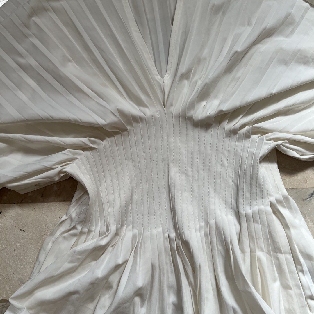 White pleated top (S) (Category: Blouses) located in Cebu City. Submitted by sammaemendoza (Listing ID 1468175905, Image 2). Description: - no brand - super nice. The top has some weight. - RFS: doesn’t look good with my short arms .