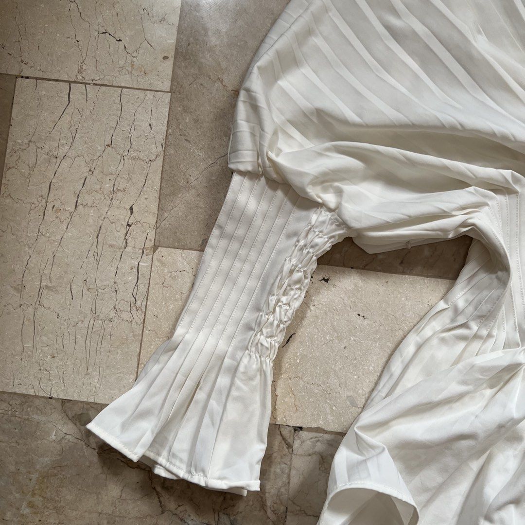 White pleated top (S) (Category: Blouses) located in Cebu City. Submitted by sammaemendoza (Listing ID 1468175905, Image 3). Description: - no brand - super nice. The top has some weight. - RFS: doesn’t look good with my short arms .
