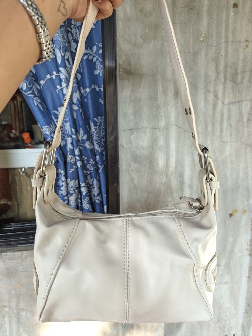 White shoulder bag (Category: Shoulder Bags) located in Quezon, Isabela. Submitted by ukay-ukaybylyn (Listing ID 1468081164, Image 1). Description: goods pa kasya long wallet flaws sa last picture naguhitan ng pen.