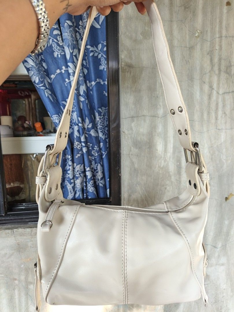 White shoulder bag (Category: Shoulder Bags) located in Quezon, Isabela. Submitted by ukay-ukaybylyn (Listing ID 1468081164, Image 3). Description: goods pa kasya long wallet flaws sa last picture naguhitan ng pen.