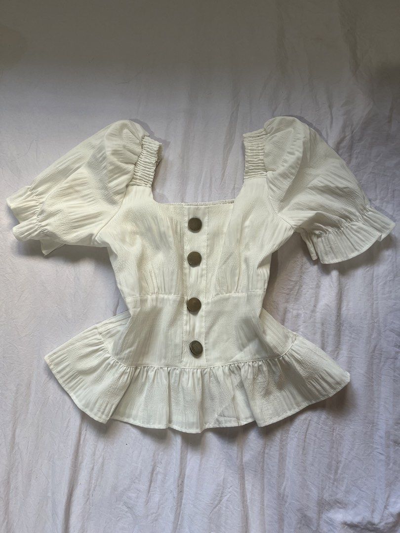 White Square Neck Peplum Blouse Puff Sleeves (Category: Blouses) located in Manila. Submitted by caseyandreaa2 (Listing ID 1468201809, Image 1). Description: Pick up only Loc: BGC, Taguig, Metro Manila Book your own courier .