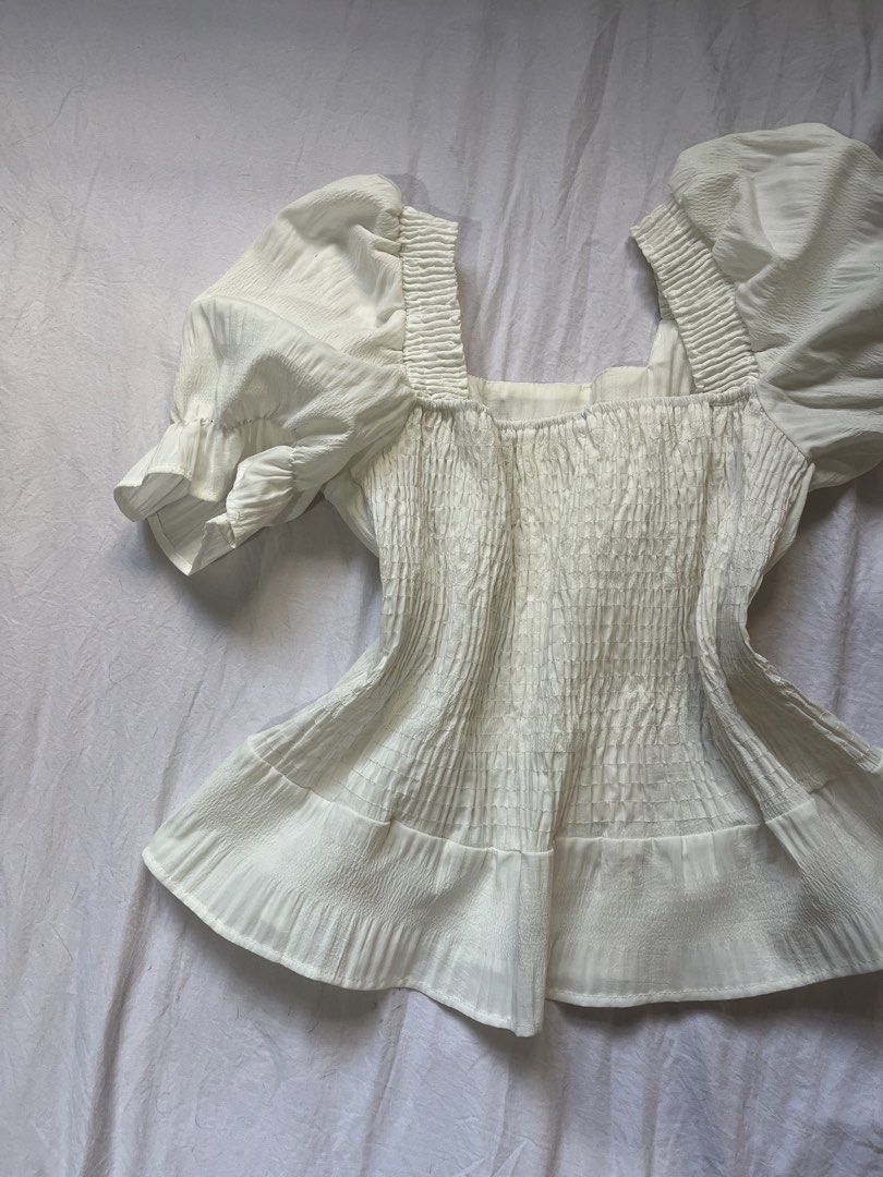 White Square Neck Peplum Blouse Puff Sleeves (Category: Blouses) located in Manila. Submitted by caseyandreaa2 (Listing ID 1468201809, Image 2). Description: Pick up only Loc: BGC, Taguig, Metro Manila Book your own courier .