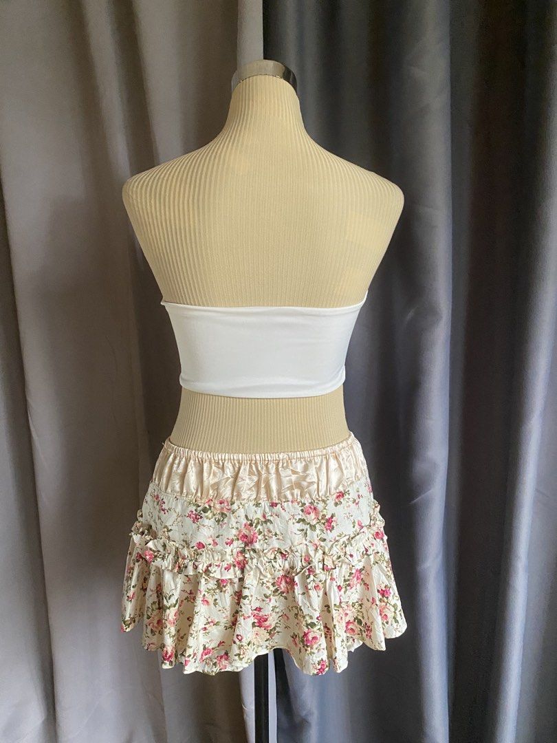 White Strapless Satin Boned Corset Top (Category: Sleeveless) located in Cagayan de Oro. Submitted by curated_closetph (Listing ID 1468190639, Image 3). Description: — Color: White — Sleek and smooth satin-like fabric that adds a clean, polished sheen — Strapless tube silhouette with a straight neckline to showcase the collarbones — Structured vertical boning panels down the front to cinch and define the waistline — Clean, straight-cut cropped ba