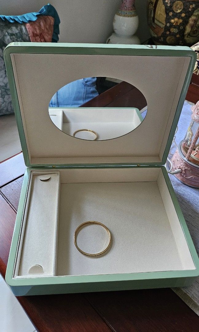 Wooden Jewelry Box (Category: Accessory Holder, Box & Organizers) located in Caloocan City. Submitted by admirals0405store (Listing ID 1468075943, Image 2). Description: Wooden Jewelry Box Price: 500php Condition: Like New Never used just that the bottom part stopper got lost. Its wood and High quality. What you see is what you’ll get. no more extra photos will be provided as im based in sg and my mom will only ship the item Mode of Delivery: You