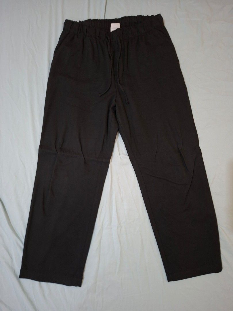 [Worn once] GAP Easy Pants Size Medium Color Black (Category: Other Bottoms) located in Las Pinas. Submitted by seriscorner (Listing ID 1468136313, Image 1). Description: [Worn once] GAP Easy Pants Size Medium color: black bought in MoA for 3k+ worn once 1,500php asking price. very comfy and lambot ng tela nya rfs: decluttering (bawas mga damit) ------Courier: SPX Xpress (sf c/o buyer) We accept payments via BDO, Maribank, GoTyme, and GCash..