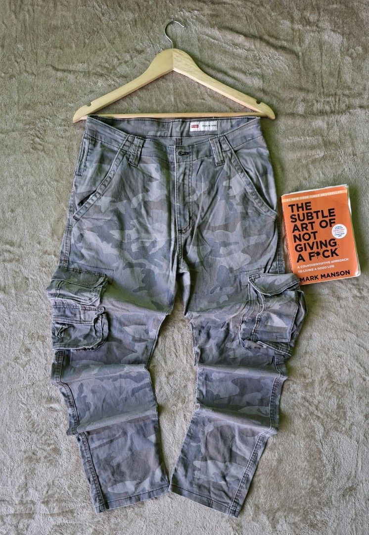 Wrangler Tapered Camo Cargo Pants 💥 (Category: Jeans) located in Alaminos. Submitted by made.by (Listing ID 1468060510, Image 2). Description: 📐 Exact Measurements: • Waist: 15 - 15.5 inches flat (Fits 30"-31" Waist) • Length: 39 inches (Outseam) • Leg Opening: 7.5 inches.