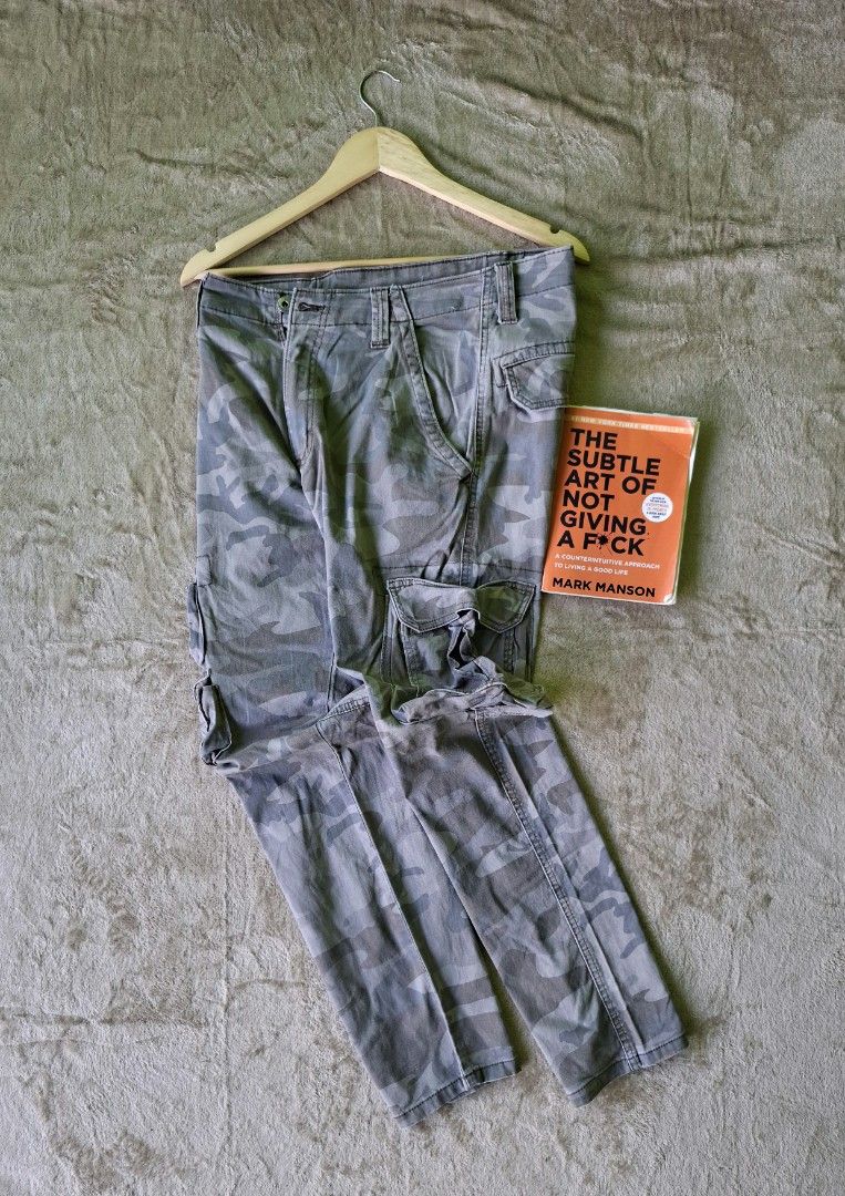 Wrangler Tapered Camo Cargo Pants 💥 (Category: Jeans) located in Alaminos. Submitted by made.by (Listing ID 1468060510, Image 1). Description: 📐 Exact Measurements: • Waist: 15 - 15.5 inches flat (Fits 30"-31" Waist) • Length: 39 inches (Outseam) • Leg Opening: 7.5 inches.