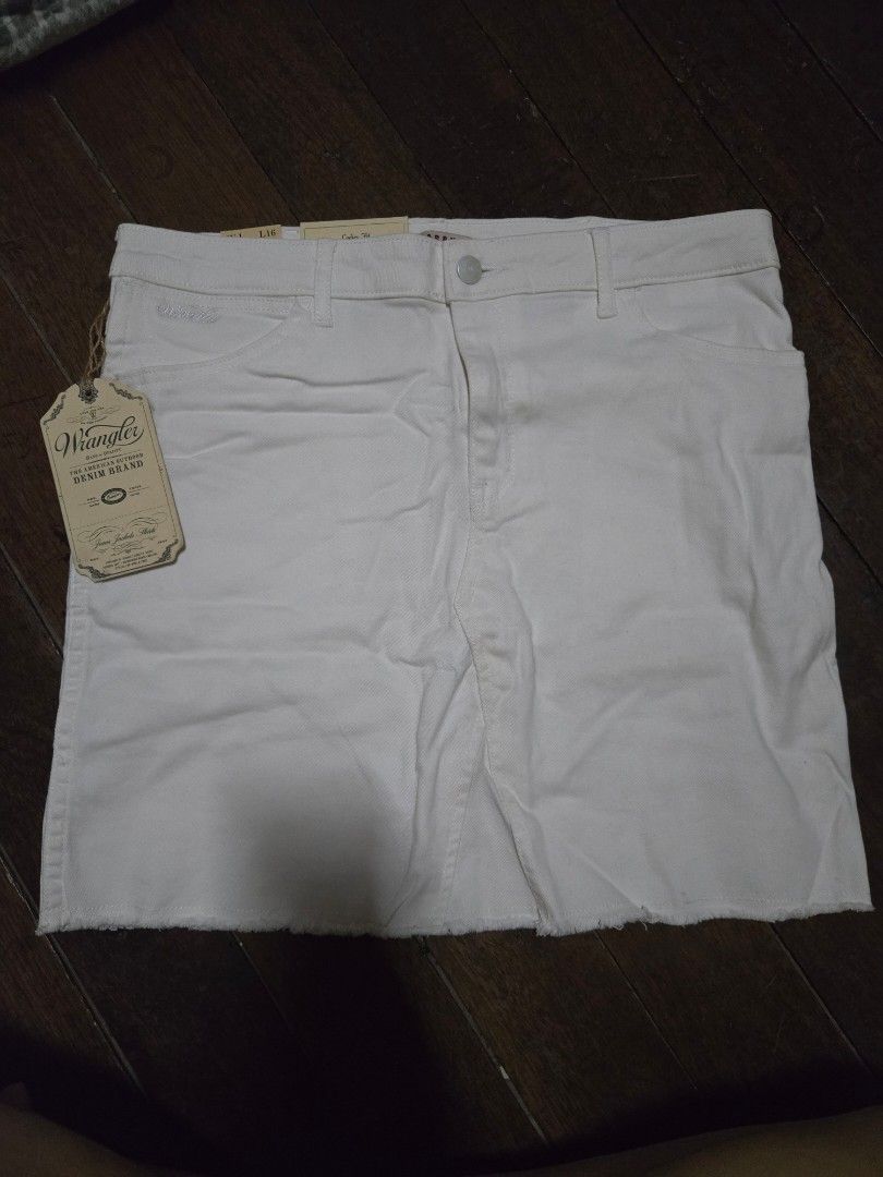 WRANGLER WHITE DENIM MINI SKIRT (Category: Skirts) located in Balanga. Submitted by ms.parkfilter (Listing ID 1468172064, Image 1). Description: WRANGLER WHITE DENIM MINI SKIRT SIZE LARGE ON TAG (30-31 inches) LENGTH: 16 inches BRANDNEW NEVER USED STILL WITH ITS TAGS NO WHEN WORN PHOTO.