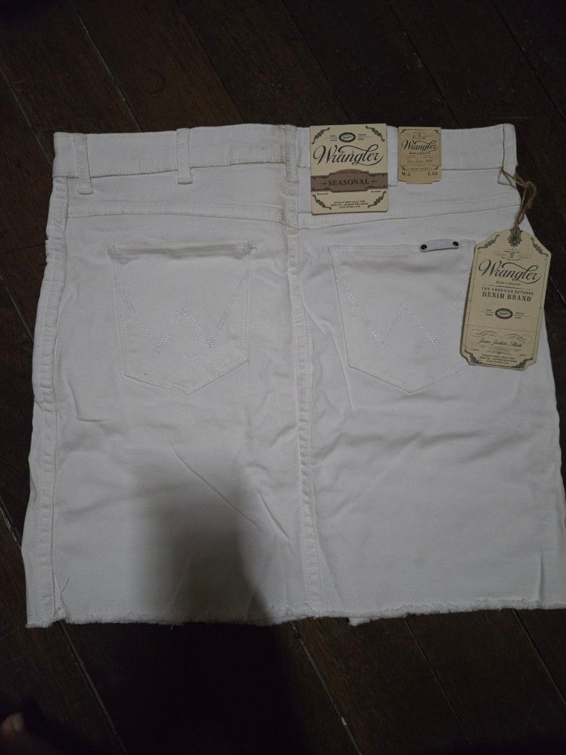 WRANGLER WHITE DENIM MINI SKIRT (Category: Skirts) located in Balanga. Submitted by ms.parkfilter (Listing ID 1468172064, Image 2). Description: WRANGLER WHITE DENIM MINI SKIRT SIZE LARGE ON TAG (30-31 inches) LENGTH: 16 inches BRANDNEW NEVER USED STILL WITH ITS TAGS NO WHEN WORN PHOTO.