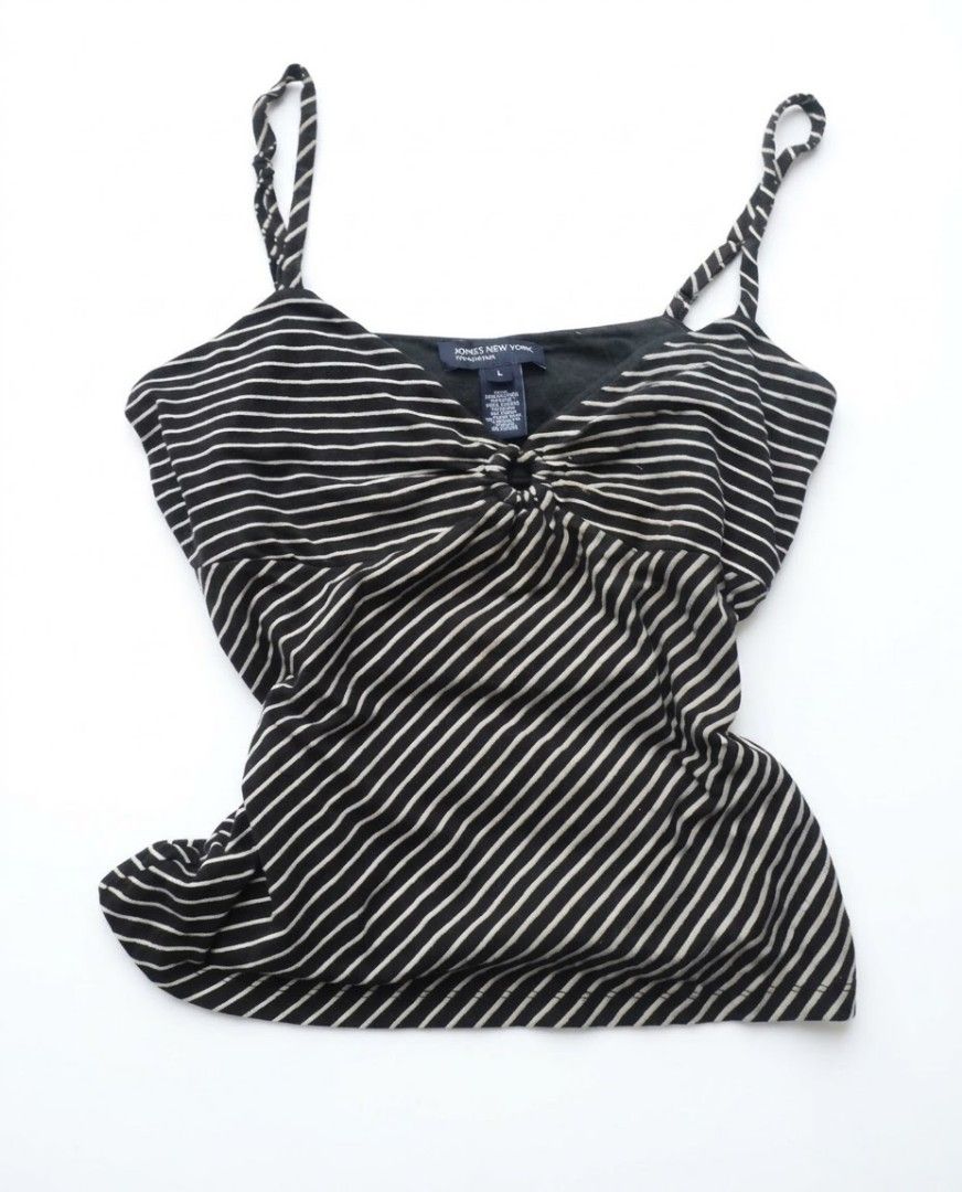 Y2k cami (Category: Sleeveless) located in Quezon City. Submitted by lys_picks (Listing ID 1468169879, Image 1). Description: L-semi L no issuee! very 2000's.