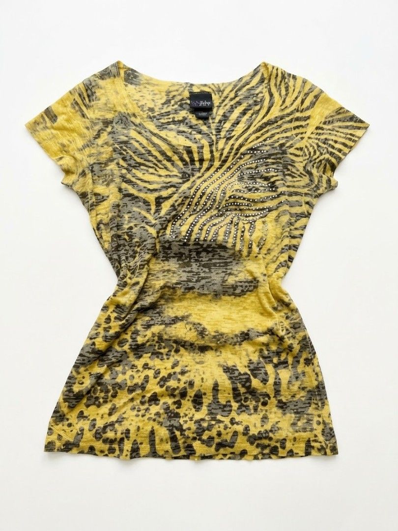 Y2k grunge tee (Category: Shirts) located in Quezon City. Submitted by lys_picks (Listing ID 1468170844, Image 1). Description: small-medium no issuee.