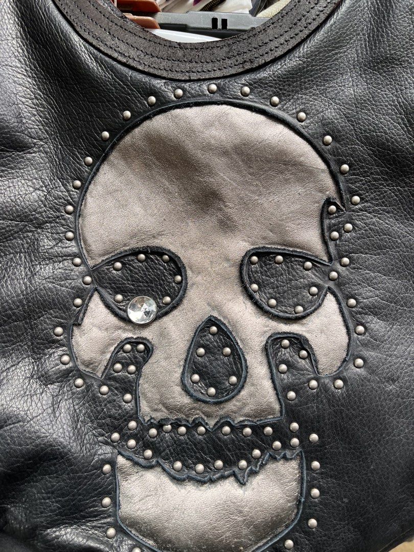 Y2k handbag (Category: Sling Bags) located in Valencia. Submitted by hunterxthrifter (Listing ID 1468085359, Image 2). Description: GOOD ASNEW MALAKI LEATHER ISSUE MAY SOBRANG LIIT NA SCRATCH .
