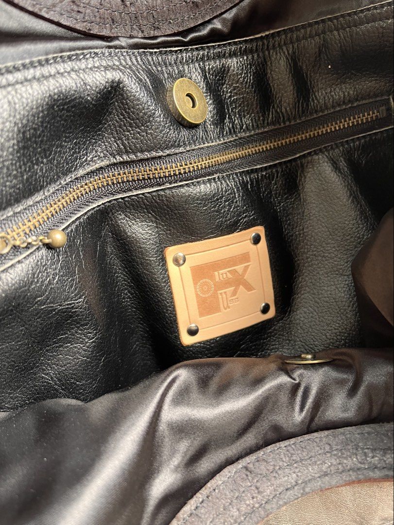 Y2k handbag (Category: Sling Bags) located in Valencia. Submitted by hunterxthrifter (Listing ID 1468085359, Image 3). Description: GOOD ASNEW MALAKI LEATHER ISSUE MAY SOBRANG LIIT NA SCRATCH .