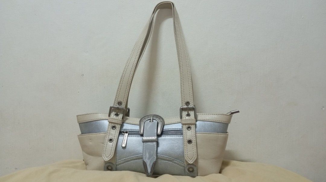 Y2K Kili bag (Category: Shoulder Bags) located in Las Pinas. Submitted by klaixx101 (Listing ID 1468207327, Image 1). Description: refer to slide for issues.