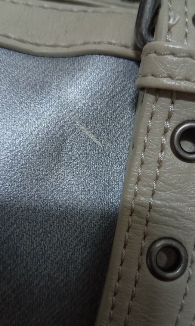 Y2K Kili bag (Category: Shoulder Bags) located in Las Pinas. Submitted by klaixx101 (Listing ID 1468207327, Image 3). Description: refer to slide for issues.