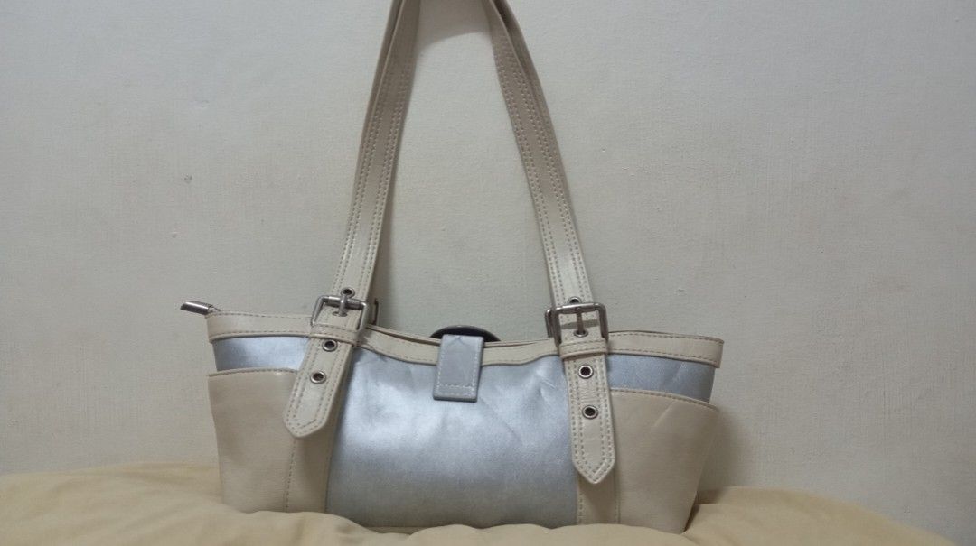 Y2K Kili bag (Category: Shoulder Bags) located in Las Pinas. Submitted by klaixx101 (Listing ID 1468207327, Image 2). Description: refer to slide for issues.
