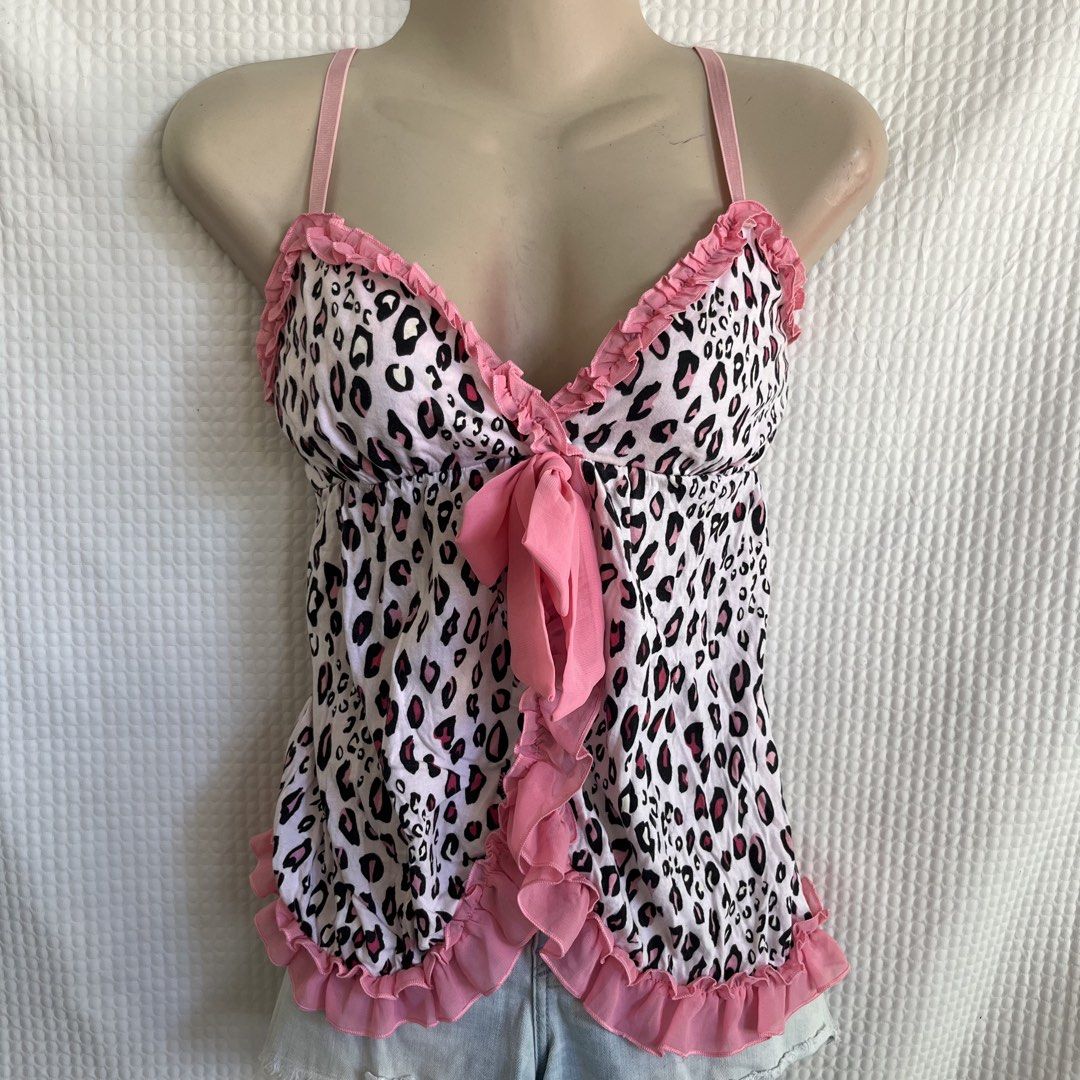 Y2k SO Intimates Pink Leopard Print Camisole Size L (Category: Sleeveless) located in Mexico. Submitted by drei_declutter (Listing ID 1468073009, Image 1). Description: - Brand: SO Intimates - Size: Large - Print: Pink and white leopard - Material: Soft and stretchy - Details: Pink ruffled trim on neckline and hem, cute center pink ribbon tie - Straps: Adjustable thin straps - Origin: Made in Cambodia.