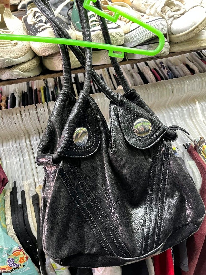 Y2K-era hobo bag (Category: Shoulder Bags) located in Nabua. Submitted by whimsigoth.doll_ph (Listing ID 1468126826, Image 1). Description: .