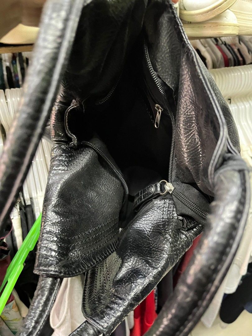 Y2K-era hobo bag (Category: Shoulder Bags) located in Nabua. Submitted by whimsigoth.doll_ph (Listing ID 1468126826, Image 3). Description: .
