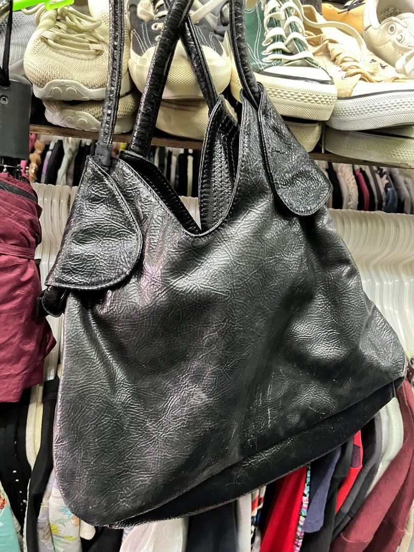 Y2K-era hobo bag (Category: Shoulder Bags) located in Nabua. Submitted by whimsigoth.doll_ph (Listing ID 1468126826, Image 2). Description: .