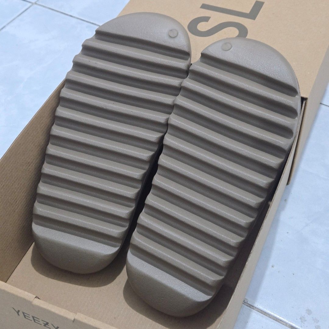 Yeezy Slides Size 7 US Men (Category: Slippers & Slides) located in San Juan City. Submitted by flipandfind (Listing ID 1468200537, Image 2). Description: For Sale Yeezy Slides Size 7 US Men - ua, bnew, with box - can fit up to up to 8 (snug fit) rfs: wrong size, im size 6 US on Yeezy Slides P 1,500 negotiable.