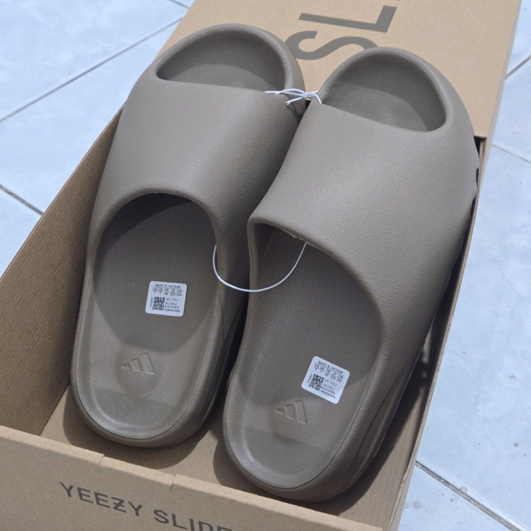 Yeezy Slides Size 7 US Men (Category: Slippers & Slides) located in San Juan City. Submitted by flipandfind (Listing ID 1468200537, Image 1). Description: For Sale Yeezy Slides Size 7 US Men - ua, bnew, with box - can fit up to up to 8 (snug fit) rfs: wrong size, im size 6 US on Yeezy Slides P 1,500 negotiable.