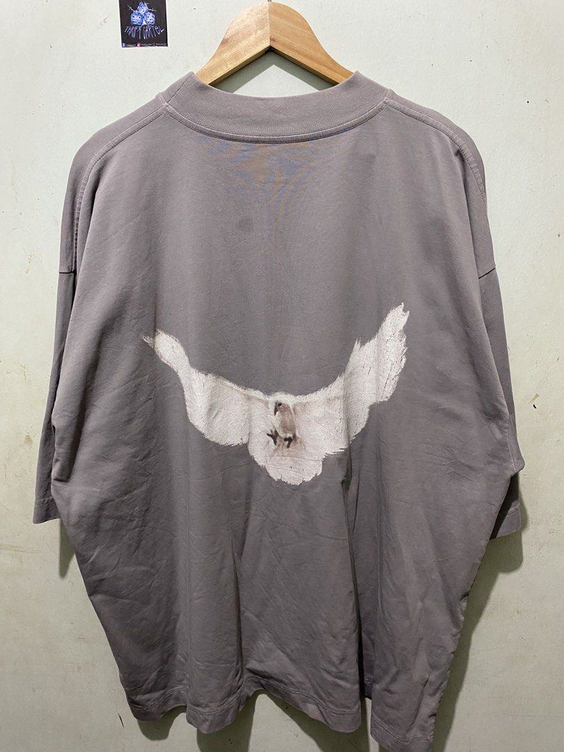YEEZY X GAP (Category: Tshirts & Polo Shirts ) located in Rizal. Submitted by thrift.cartel (Listing ID 1468201006, Image 2). Description: FOR BIG BOYS.