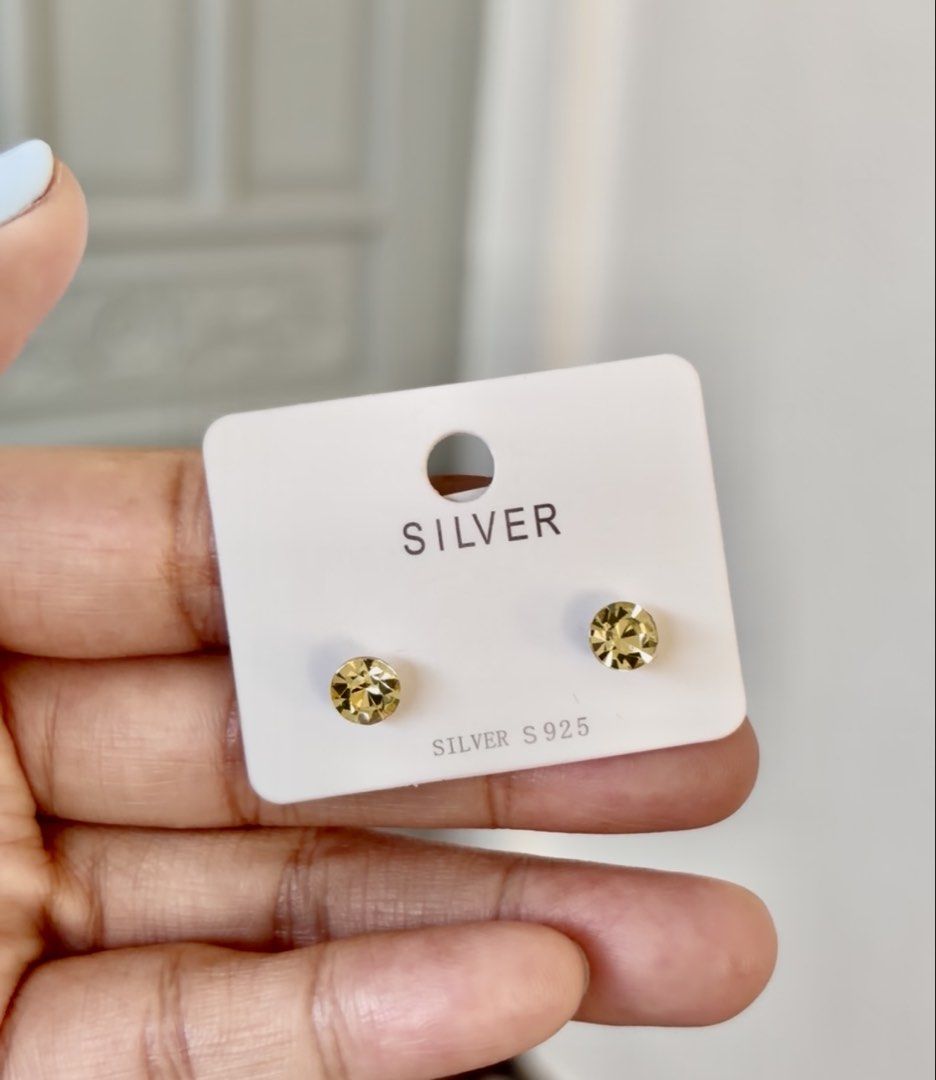 Yellow Swarovski stud earrings (Category: Earrings) located in Rizal. Submitted by katmandulovesmakeup (Listing ID 1468137399, Image 1). Description: Bnew yellow swarovski stud earrings S925 in silver setting around 0.5 ct.