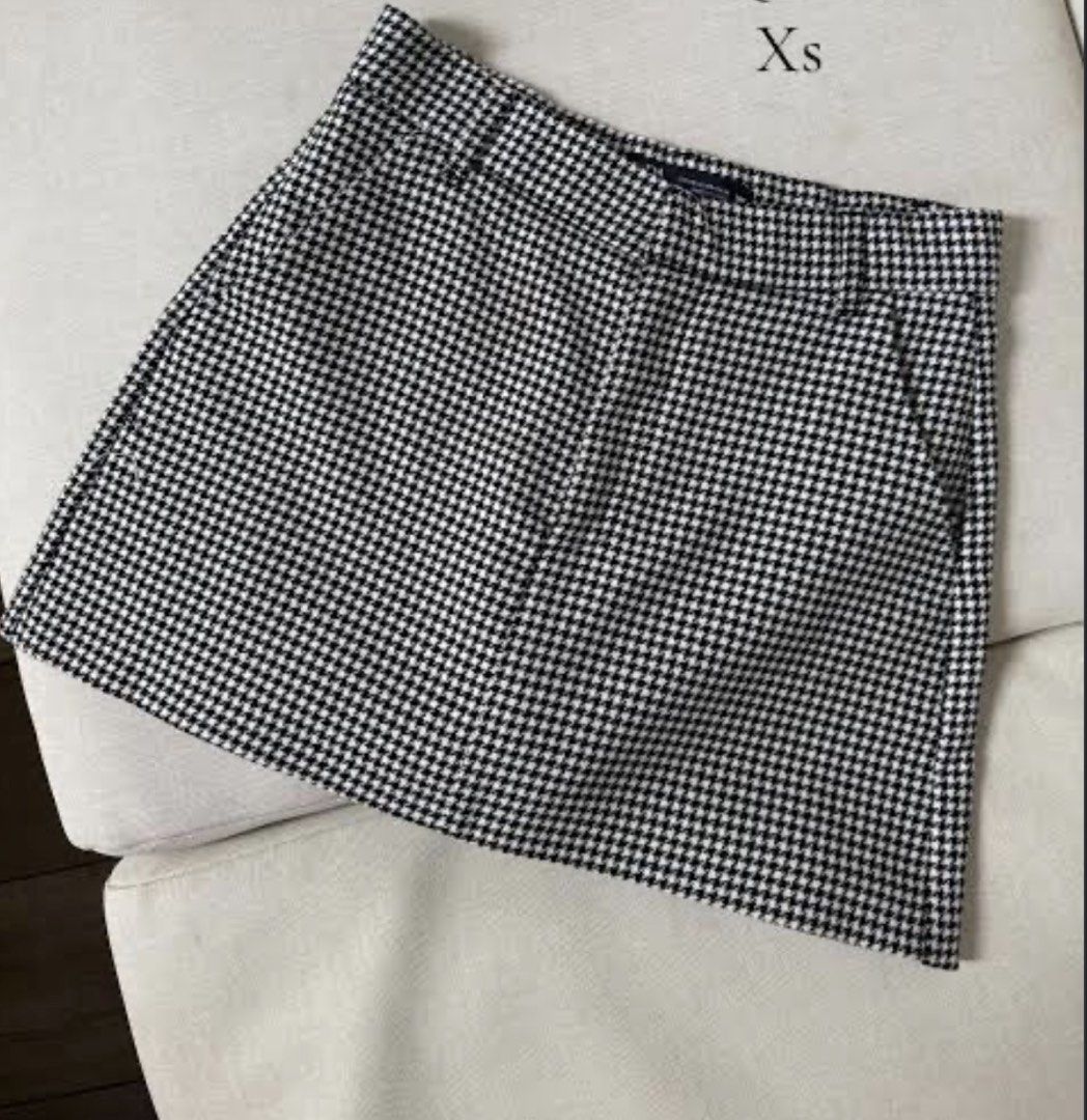 Zara Black and White Skort (Category: Shorts) located in Bacolod City. Submitted by jenmi_ (Listing ID 1468169151, Image 2). Description: Zara Black and White Houndstooth Skort XS (fits 25-26 waist) used once .