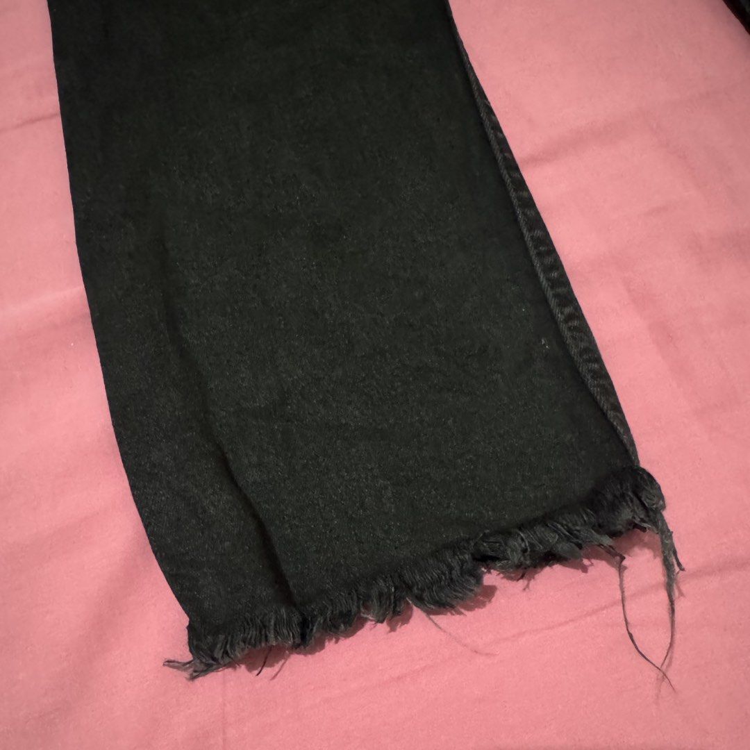 ZARA Black Denim Jeans (Category: Jeans) located in San Fernando. Submitted by declotter (Listing ID 1468077853, Image 3). Description: - Brand: Zara - Style: Mid-rise denim jeans with raw frayed hems - Color: Washed black - Size: EUR 40, USA 08, MEX 30 - Features: Button and zip fly.
