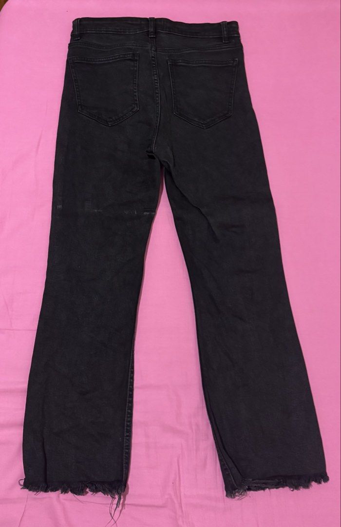 ZARA Black Denim Jeans (Category: Jeans) located in San Fernando. Submitted by declotter (Listing ID 1468077853, Image 2). Description: - Brand: Zara - Style: Mid-rise denim jeans with raw frayed hems - Color: Washed black - Size: EUR 40, USA 08, MEX 30 - Features: Button and zip fly.