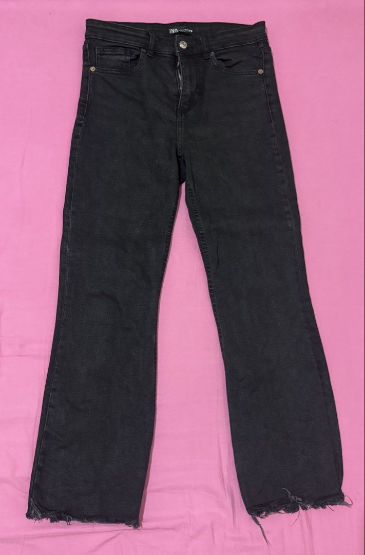 ZARA Black Denim Jeans (Category: Jeans) located in San Fernando. Submitted by declotter (Listing ID 1468077853, Image 1). Description: - Brand: Zara - Style: Mid-rise denim jeans with raw frayed hems - Color: Washed black - Size: EUR 40, USA 08, MEX 30 - Features: Button and zip fly.