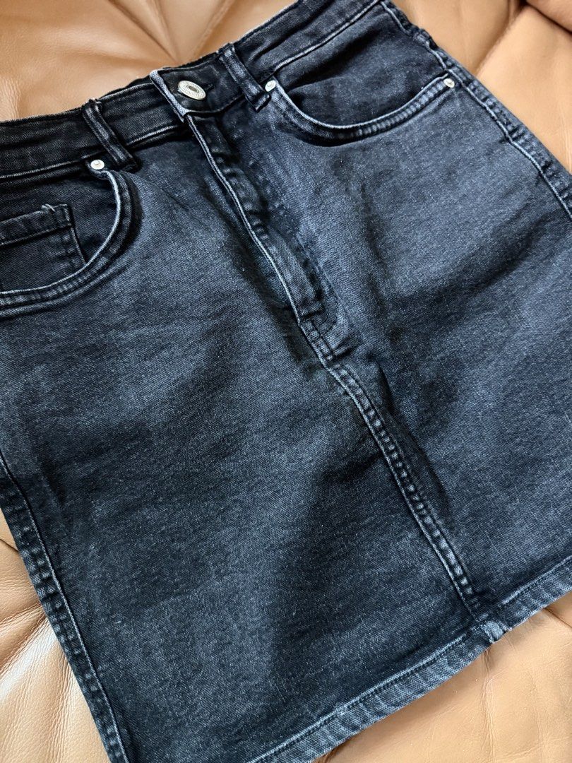 Zara Black Denim Skirt (Category: Skirts) located in Pasig City. Submitted by hellolala.94 (Listing ID 1468083460, Image 2). Description: Details: Classic five-pocket design with button and zip fly Size: S Measurements: ~14 inches across flat waist, ~16 inches total length Stretchy waistnband.