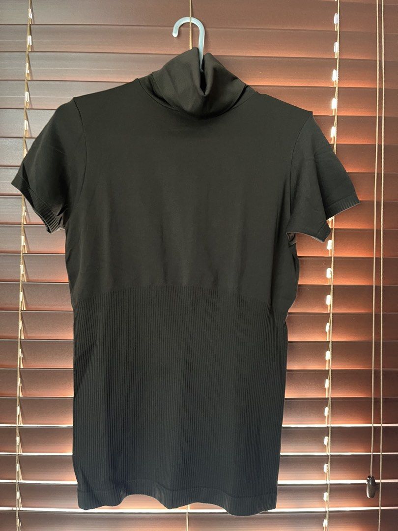 Zara Collection Turtleneck Top Black Size L (Category: Longsleeves) located in Paranaque City. Submitted by tingar08 (Listing ID 1468215939, Image 1). Description: Zara Collection black turtleneck top with short sleeves. Smooth upper body transitions into a ribbed knit lower half. Made in Portugal. Size EUR L, USA L, MEX 30. Classic dark basic piece, easy to match with skirts or trousers..