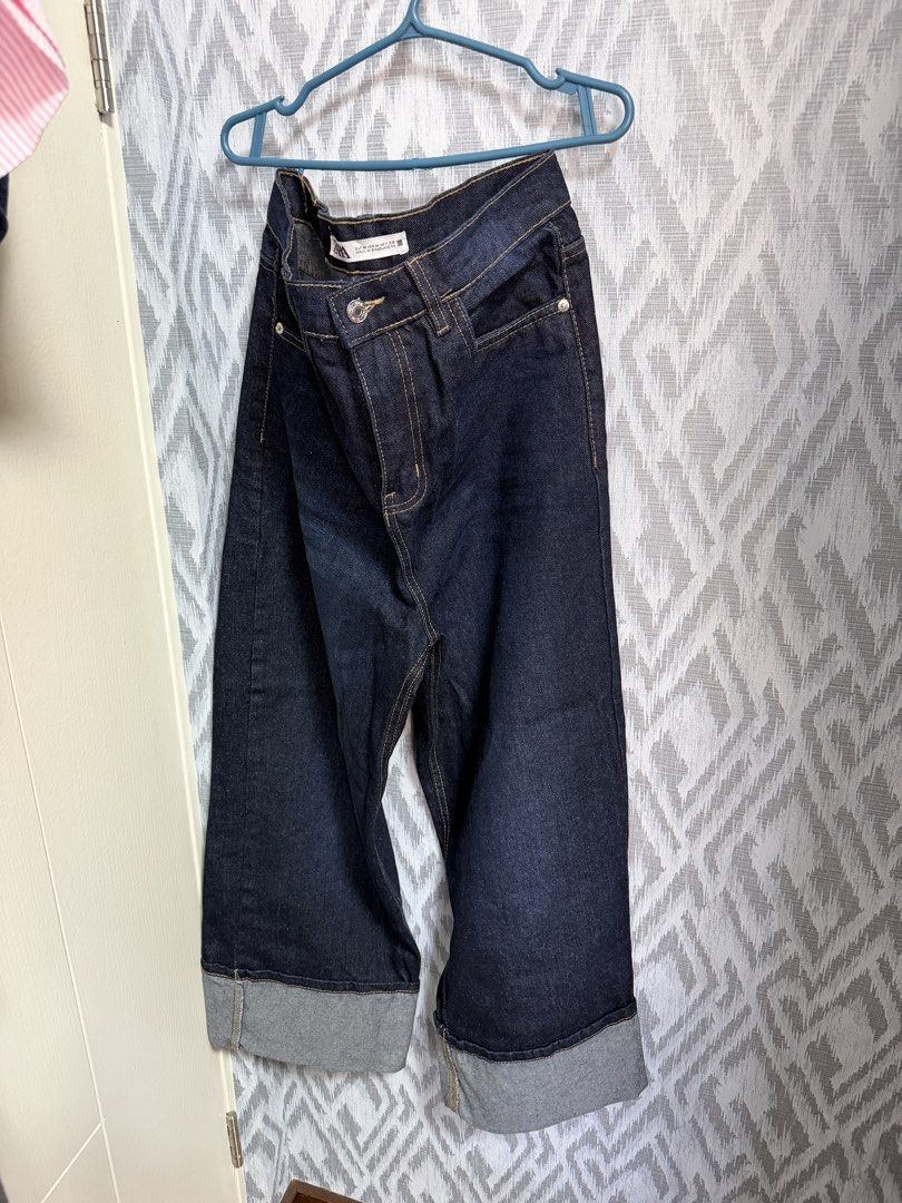 Zara Dark Blue Rolled Cuff Denim Jeans (Category: Jeans) located in Carmona. Submitted by beaburrito (Listing ID 1468063207, Image 1). Description: - Brand: Zara - Color: Dark blue denim with contrast yellow stitching - Style: Folded wide cuffs at the bottom hems, five-pocket design with belt loops RFS: wrongsize !!! Got size 30 .