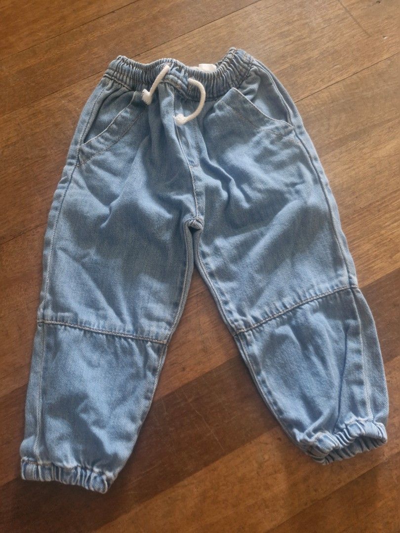 Zara Denim Jogger Pants Size 2-3 Years (Category: Babies & Kids Fashion) located in Cebu City. Submitted by minimi.cebu (Listing ID 1468083401, Image 1). Description: - Brand: Zara - Size: 2-3 years (98 cm) - Color: Light blue wash - Material: Soft and comfortable for toddlers - Waistband: Elastic with adjustable white drawstring - Cuffs: Elastic at the ankles - Pockets: Two functional side pockets - Style: Easy pull-on design.