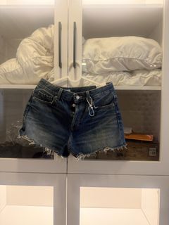 (Category: ) located in . Submitted by destashingmycloset (Listing ID 1468105563, Image 1). Description: .