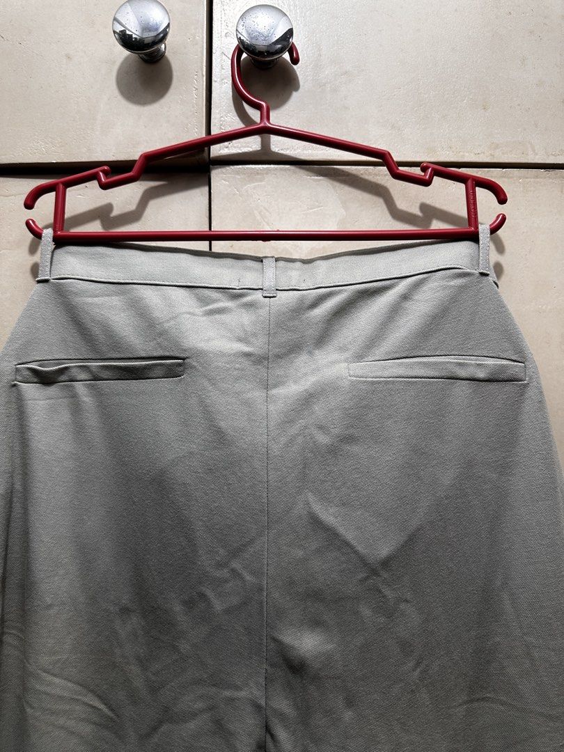 Zara Grey Trousers Size M (Category: Trousers) located in Manila. Submitted by vicnoay (Listing ID 1468278781, Image 3). Description: - Brand: Zara - Color: Grey - Size: EUR M / USA M / MEX 31 - Made in Turkey - Features: Structured waistband with belt loops, front zip fastening, and two back welt pockets - Fit: Straight leg cut - Condition: Clean fabric texture, minimal wear.