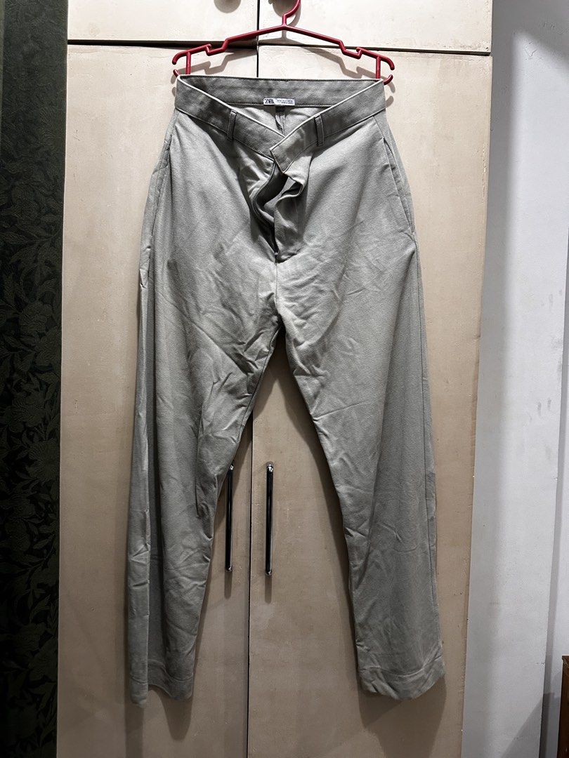 Zara Grey Trousers Size M (Category: Trousers) located in Manila. Submitted by vicnoay (Listing ID 1468278781, Image 1). Description: - Brand: Zara - Color: Grey - Size: EUR M / USA M / MEX 31 - Made in Turkey - Features: Structured waistband with belt loops, front zip fastening, and two back welt pockets - Fit: Straight leg cut - Condition: Clean fabric texture, minimal wear.