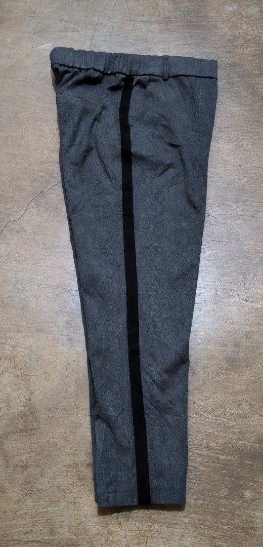Zara ladies pants (Category: Other Bottoms) located in La Paz. Submitted by carou89146 (Listing ID 1468096039, Image 2). Description: Authentic Zara pants waist 30-34 length 36 inches leg hole 12 inches Waist garter a bit loose but fits perfectly with the size stated. Pwede pagawa if gusto liitan Ang size. Very nice and comfortable, signs of usage, needs some wash. GCash plus sf location Ilocos Province jnt Express Thank you 🙏.