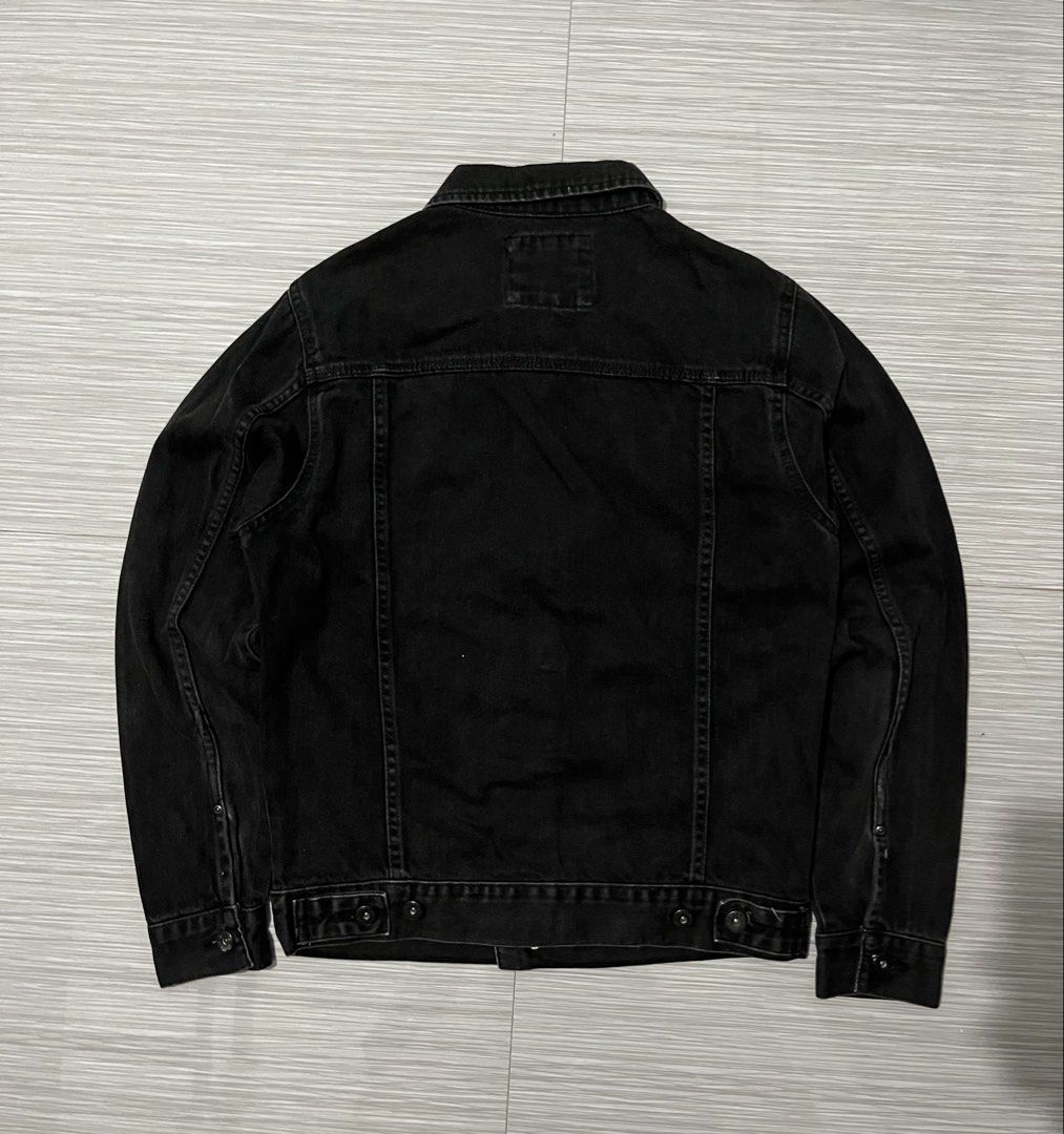 ZARA MAN TRUCKER DENIM JACKET (Category: Coats, Jackets and Outerwear) located in Santa Cruz. Submitted by youngearth.c72f95 (Listing ID 1468059348, Image 2). Description: EXCELLENT CONDITION ISSUE-fade washtag SMALL ON TAG DIMES-19.5x24.5 .