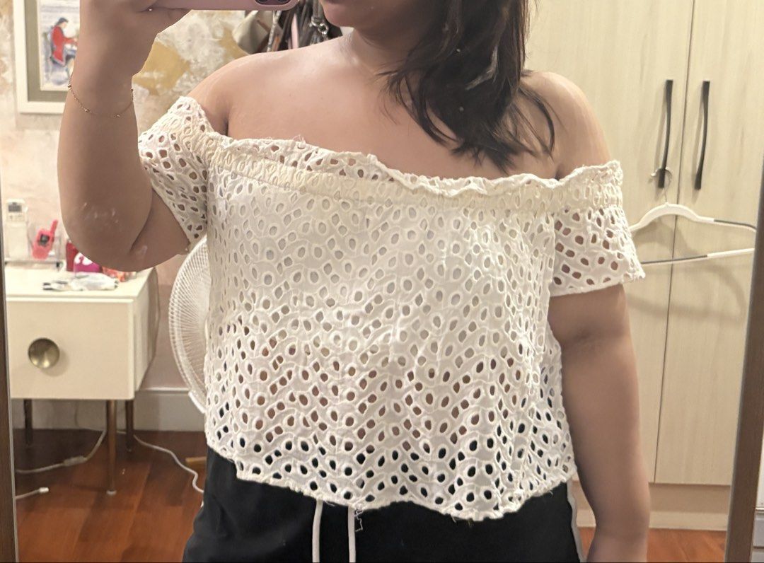 ZARA Off-Shoulder Flowy Top (Category: Blouses) located in Antipolo. Submitted by maiplus (Listing ID 1468249374, Image 2). Description: Size L — fits up to 2XL frame inner lining inside no noticeable flaws .