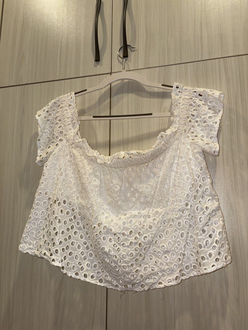 ZARA Off-Shoulder Flowy Top (Category: Blouses) located in Antipolo. Submitted by maiplus (Listing ID 1468249374, Image 1). Description: Size L — fits up to 2XL frame inner lining inside no noticeable flaws .