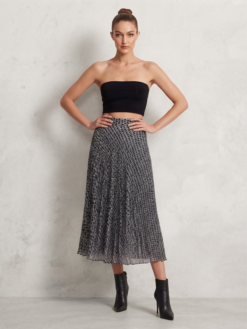 ZARA PRINTED MAXI SKIRT (Category: Skirts) located in Pasig City. Submitted by vetementsdemanila (Listing ID 1468199921, Image 1). Description: ZARA PRINTED MAXI SKIRT New with tags Size: MEDIUM Waist: 28 inches Length: 35 inches P1300 PLUS SHIPPING.